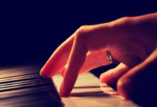 中非足球球员托马斯犯规被罚下场